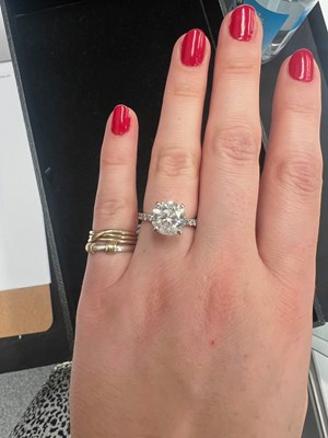 Lot A SOLITAIRE DIAMOND RING