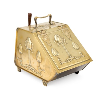 Lot 648 - AN ART NOUVEAU BRASS COAL SCUTTLE