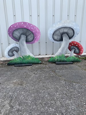 Lot 8 - ALICE IN WONDERLAND SET PIECES