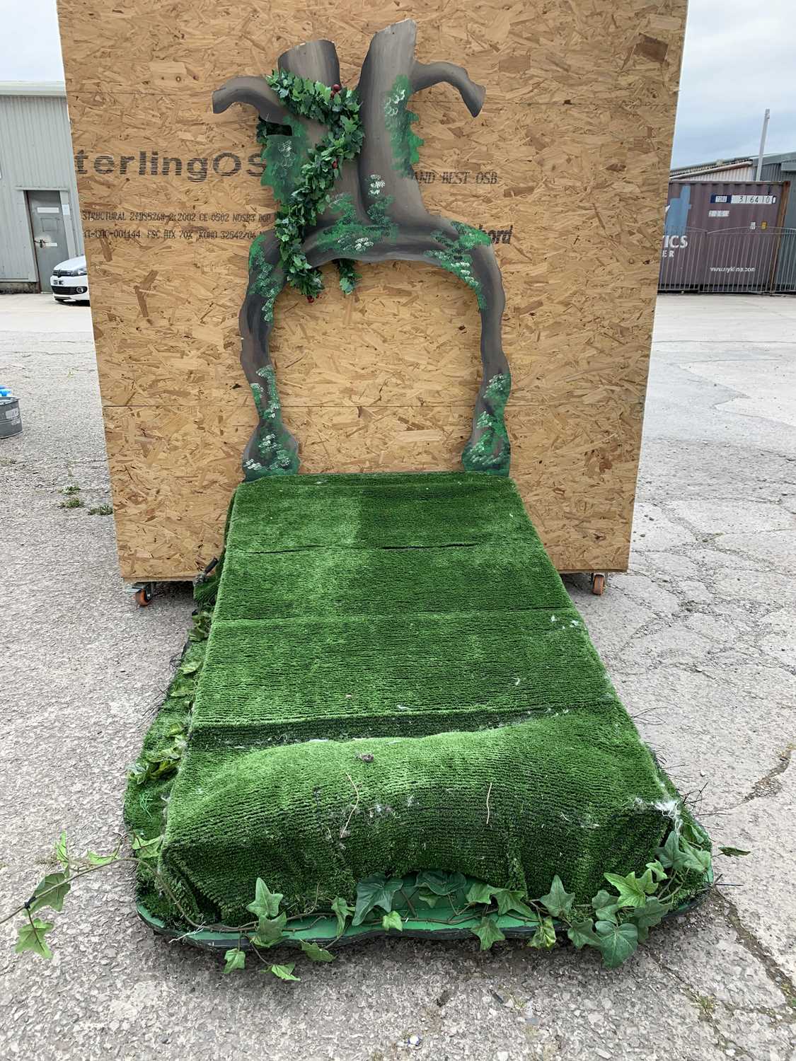 Lot 8 - ALICE IN WONDERLAND SET PIECES