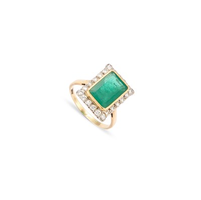 Lot 460 - AN EMERALD AND DIAMOND CLUSTER RING