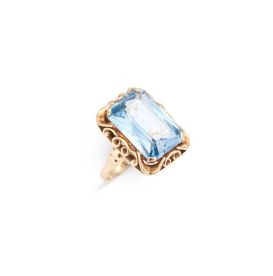 Lot 503 - AN AQUAMARINE DRESS RING