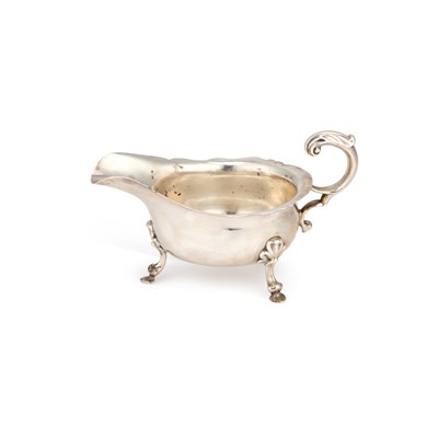 Lot 251 - A GEORGIAN STYLE SILVER SAUCEBOAT