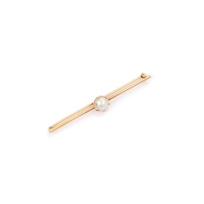 Lot 498 - A MABE PEARL BAR BROOCH
