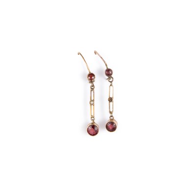 Lot 495 - A PAIR OF GARNET AND SEED PEARL PENDANT EARRINGS
