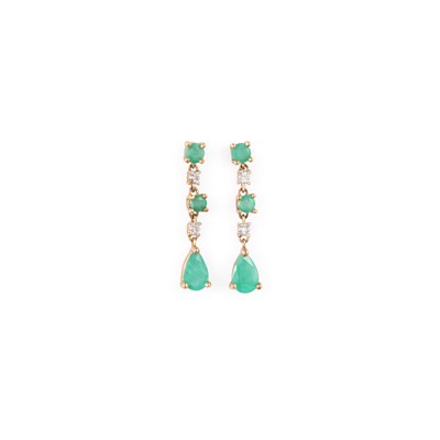 Lot 427 - A PAIR OF EMERALD AND DIAMOND PENDANT EARRINGS