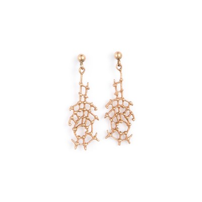 Lot 502 - A PAIR OF ABSTRACT WEB PENDANT EARRINGS