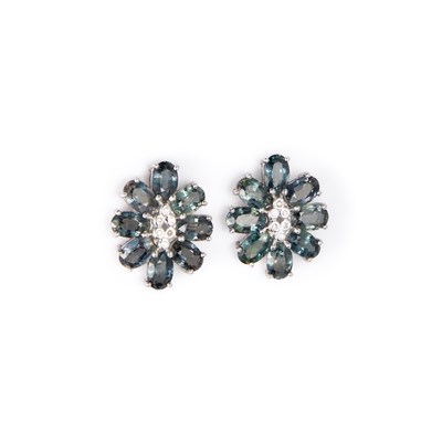 Lot 466 - A PAIR OF 9 CARAT WHITE GOLD GREEN-PURPLE COLOUR CHANGE SAPPHIRE CLUSTER EARRINGS