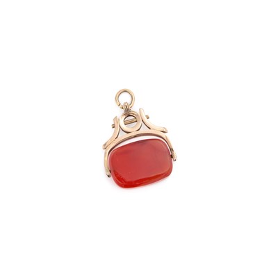 Lot 497 - A CARNELIAN SWIVEL FOB