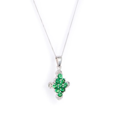 Lot 442 - A 9 CARAT WHITE GOLD GREEN DIOPSIDE AND DIAMOND CLUSTER CROSS PENDANT ON CHAIN
