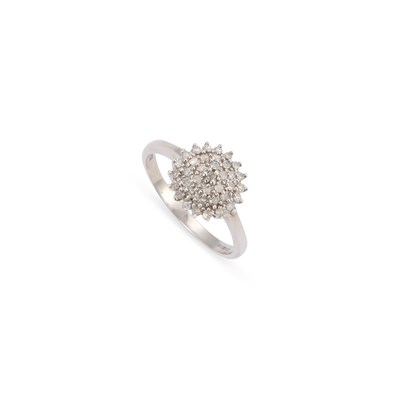 Lot 380 - A 9 CARAT WHITE GOLD DIAMOND CLUSTER RING