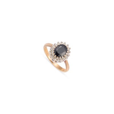 Lot 382 - A SAPPHIRE AND DIAMOND CLUSTER RING