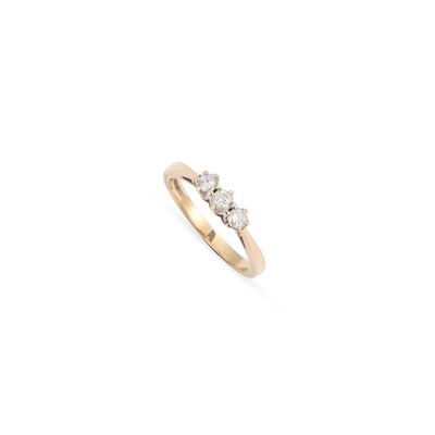 Lot 467 - A 9 CARAT GOLD DIAMOND THREE STONE RING