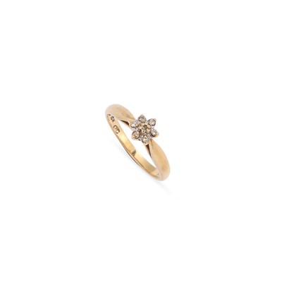Lot 416 - A 9 CARAT GOLD DIAMOND CLUSTER RING