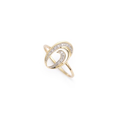 Lot 394 - A 9 CARAT GOLD DIAMOND RING
