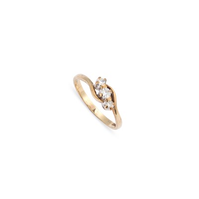 Lot 443 - A 9 CARAT GOLD DIAMOND THREE STONE RING