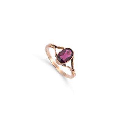 Lot 418 - A GARNET RING