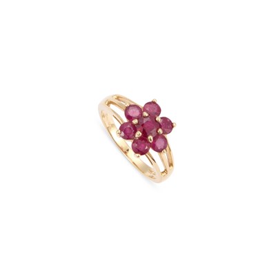 Lot 449 - A 14 CARAT GOLD RUBY CLUSTER RING