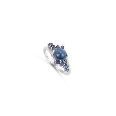Lot 403 - A 9 CARAT WHITE GOLD CABOCHON SAPPHIRE RING