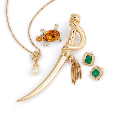 Lot 372 - CHRISTIAN DIOR, A GROUP OF GOLD TONE JEWELLERY