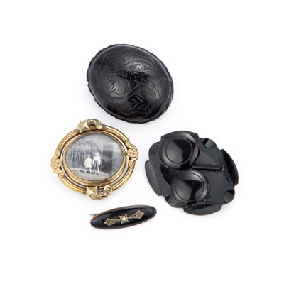 Lot 481 - A GROUP OF VICTORIAN SENTIMENAL MOURNING JEWELLERY