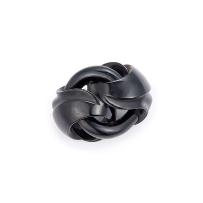 Lot 485 - A LARGE VICTORIAN JET MOURNING KNOT MOTIF BROOCH