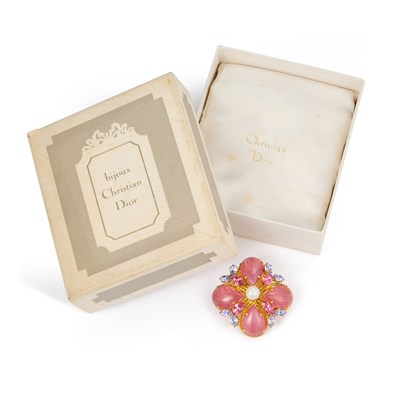 Lot 376 - CHRISTIAN DIOR, A SIMULATED PEARL AND PASTE CLUSTER BROOCH