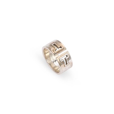 Lot 391 - TIFFANY & CO, A SILVER 'T TIFFANY' RING