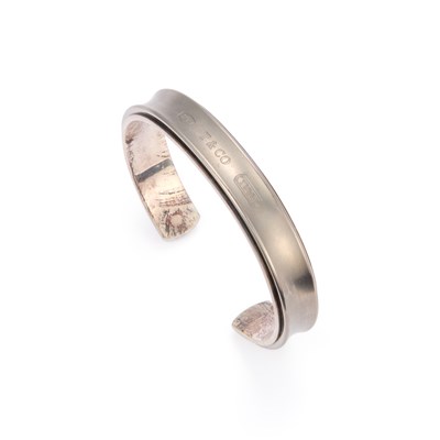 Lot 390 - TIFFANY & CO, AN 1897 MATTE FINISH CUFF BANGLE