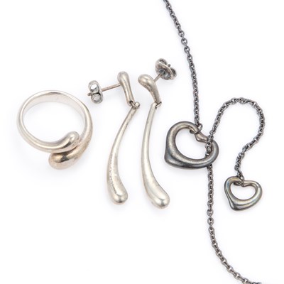 Lot 431 - ELSA PERETTI FOR TIFFANY & CO, A GROUP OF JEWELLERY