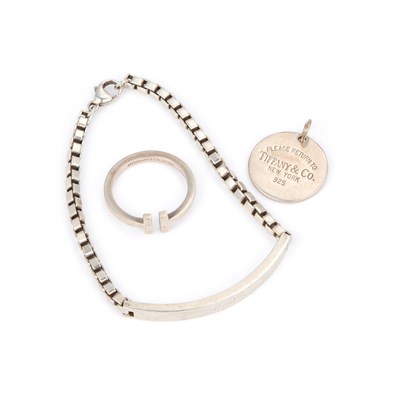 Lot 465 - TIFFANY & CO, A GROUP OF SILVER JEWELLERY AND ACCESSORIES