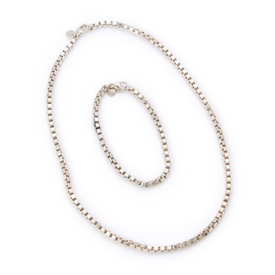 Lot 424 - TIFFANY & CO, A SILVER BOX LINK CHAIN NECKLACE AND BRACELET SET