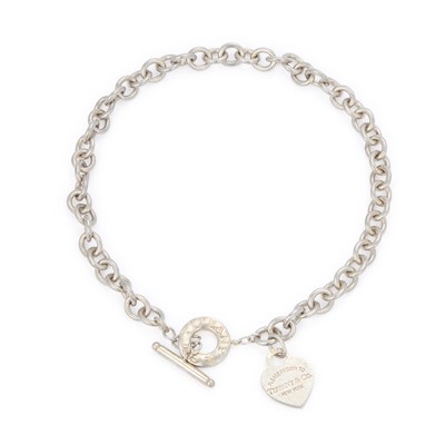 Lot 428 - TIFFANY & CO, A 'RETURN TO TIFFANY' HEART TAG CURB LINK CHAIN NECKLACE