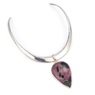 Lot 430 - A GEMSTONE PENDANT TORQUE COLLAR NECKLACE