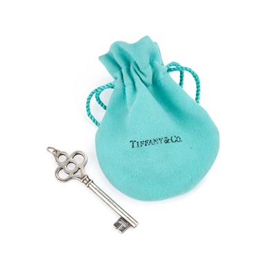 Lot 423 - TIFFANY & CO, A SILVER KEY PENDANT