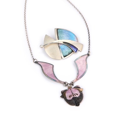 Lot 393 - PAT CHENEY, AN ENAMELLED SILVER BROOCH AND PENDANT NECKLACE