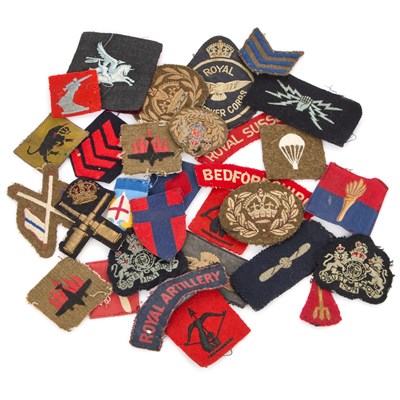 Lot 34 - A GROUP OF CLOTH DIVISIONAL INSIGNIA, SHOULDER TITLES, FORMATION PATCHES AND RANK BADGES