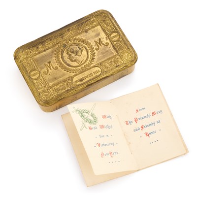 Lot 21 - A FIRST WORLD WAR PRINCESS MARY CHRISTMAS 1914 TIN AND 1915 NEW YEAR CARD