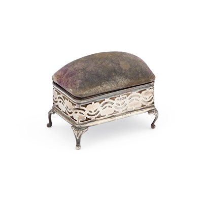 Lot 111 - AN EDWARDIAN SILVER PIN-CUSHION JEWELLERY BOX