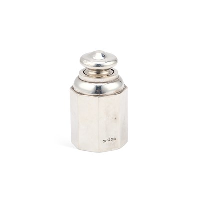 Lot 101 - AN EDWARDIAN SILVER-MOUNTED GLASS SCENT BOTTLE
