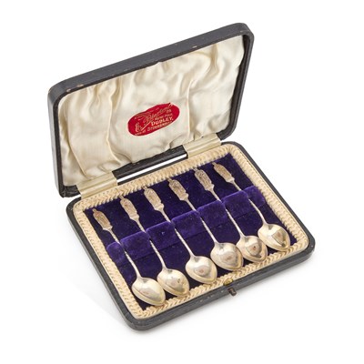 Lot 104 - A SET OF SIX EDWARDIAN SILVER APOSTLES TEASPOONS