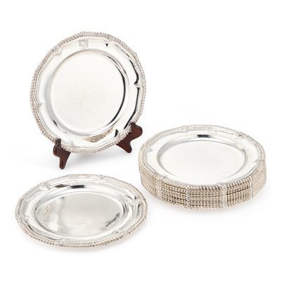 Lot 281 - A SET OF TWELVE GEORGE IV SILVER DINNER PLATES