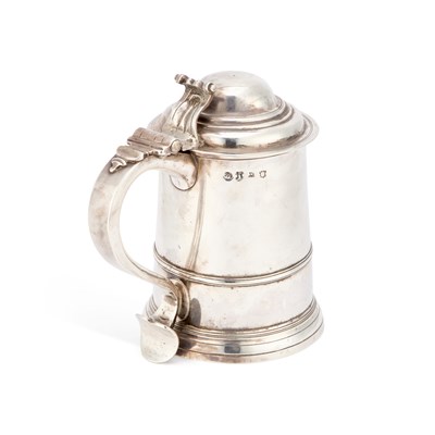 Lot 352 - A GEORGE II SILVER LIDDED TANKARD