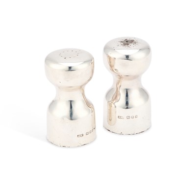 Lot 229 - ROBERT RADFORD WELCH (1929-2000), A PAIR OF ELIZABETH II SILVER SALT AND PEPPER POTS