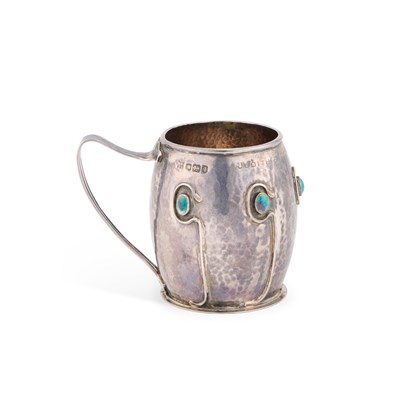 Lot 266 - AN ARTS AND CRAFTS SILVER MUG