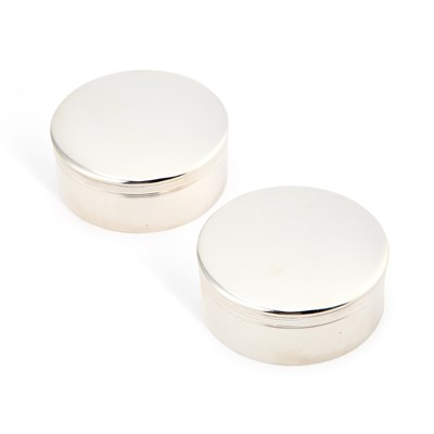 Lot 137 - A PAIR OF AMERICAN STERLING SILVER COVERED BOXES