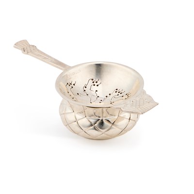 Lot 213 - ROBERT EDGAR STONE, A GEORGE VI SILVER TEA STRAINER ON STAND