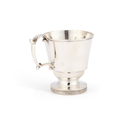 Lot 142 - A 19TH CENTURY AMERICAN SILVER MUG