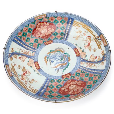 Lot 53 - A LARGE JAPANESE IMARI CHARGER