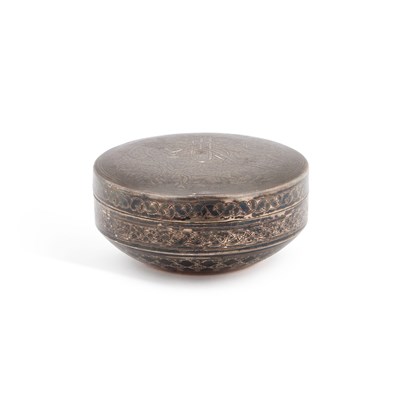 Lot 132 - AN EGYPTIAN SILVER BOX AND COVER